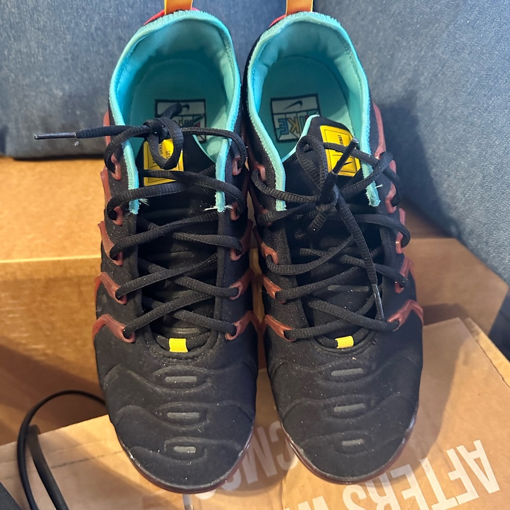 Nike Air VaporMax Plus Black and Red Shoes Men size 11.5 Sneakers - Picture 2 of 5
